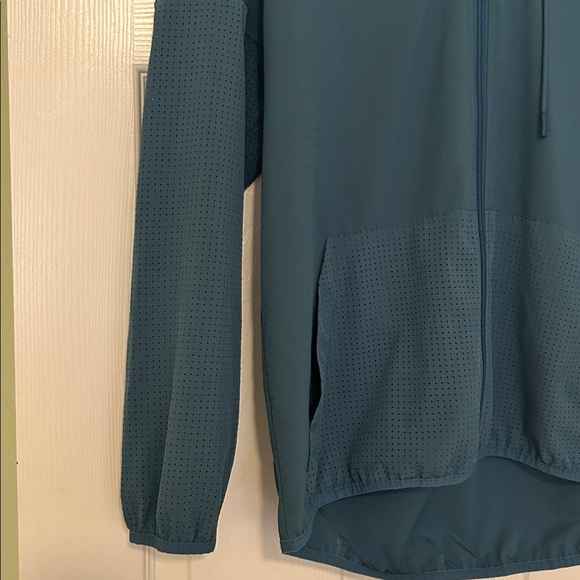 Vuori Stonesteps Windbreaker Jacket in Tide - Picture 4 of 9